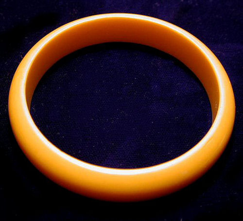 Bracelet_Butterscotch-Bakelite-Bangle_RH_01_small.jpg