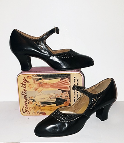 1920s,1930s,shoes,straps,antique,vintage,anothertimevintageapparel.jpg