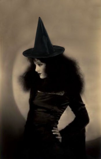1929 Myrna Loy.jpg
