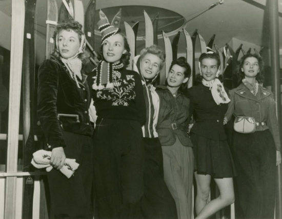 1940s modls posing with skis NYPL.png
