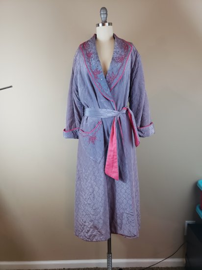 Help with dating a dressing gown/robe | Vintage Fashion Guild Forums