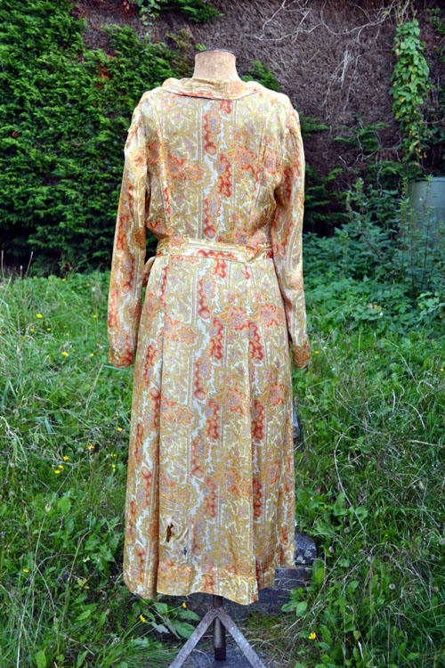 40s dressing gown paisley_0178_edited-1.JPG