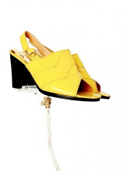 70s yellow shoes,black heels,open toe,leather.jpg