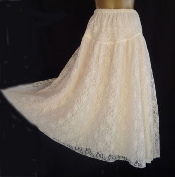 a creme lace skirt.jpg