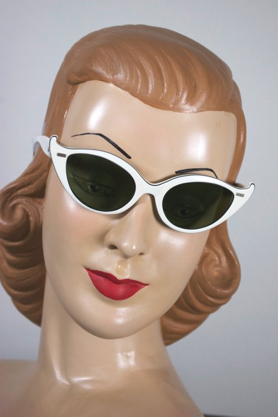 AM150-white cateye sunglasses 1950s comma shape Willson - 5.jpg