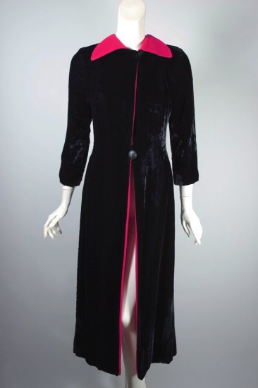 C172-late 1930s black velvet evening coat pink trim XS petite - 01.jpg