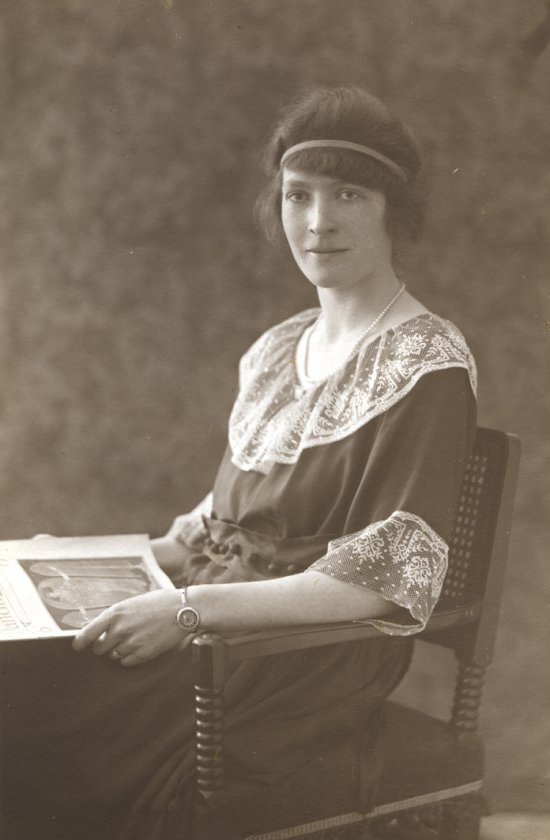 Dorothy Gwillam portrait small.jpg