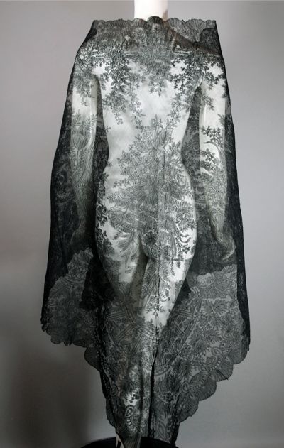 E36-Antebellum Civil War Chantilly lace shawl black mantilla Victorian - 7.jpg