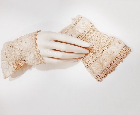 edwardian whites lace and cotton sleeve cuff or mitts,bettebegoodvintage.jpg