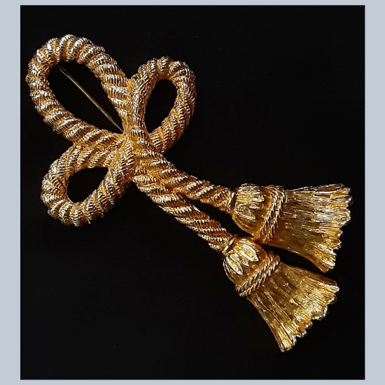 givenchytasselbrooch.png