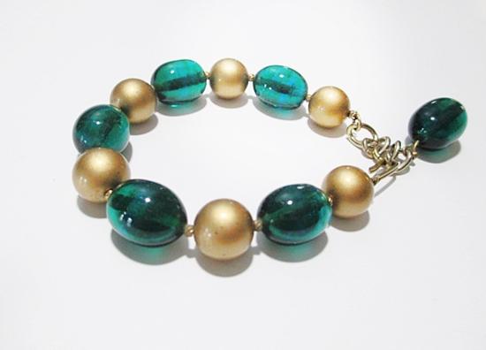 green-glass-gold-bead-bracelet-vintage-60s-anothertimevintageapparel.JPG