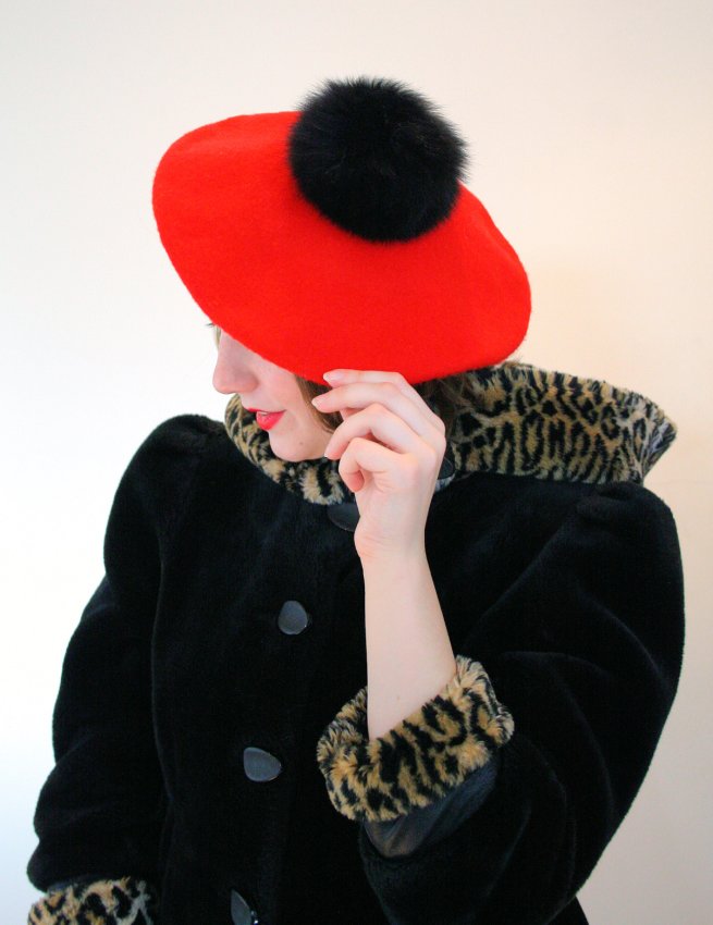 Hat_Studio-Kokin_Red-Beret_Fur-PomPom_SB6315-1_04.JPG