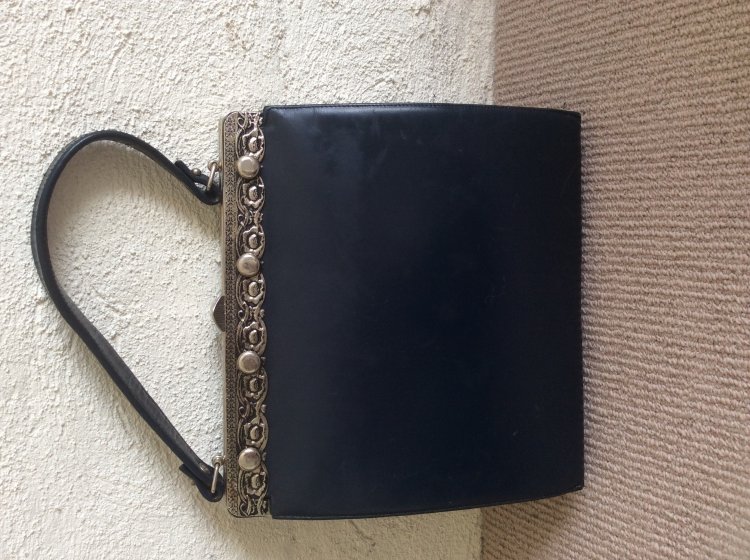 Can anyone tell me how old is this bag? And whats the model name? 😟 : r/ handbags