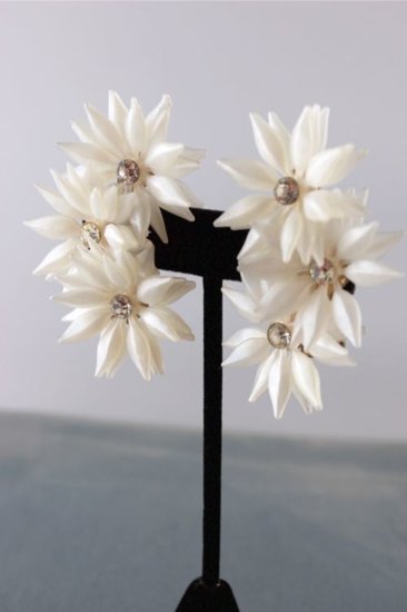 JE101-plastic white flowers large earrings 1950s rhinestones - 5.jpg