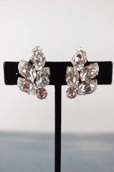 JE105-leaf shaped clear rhinestone earrings 1950s Weiss - 5.jpg