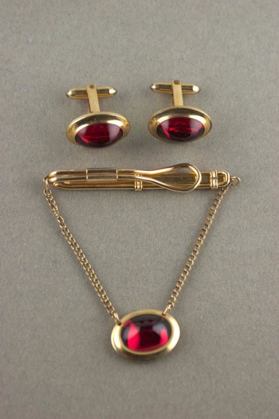 JM29-1940s tie clip cufflinks set goldtone metal red stones - 1.jpg