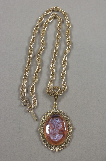 JN131-Whiting & Davis pendant necklace 1960s cameo glass - 1.jpg