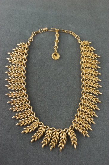 JN144-1950s 60s Lisner choker necklace what leaves goldtone metal - 1.jpg