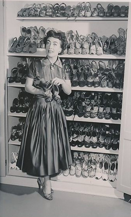 Joan-Crawford-shows-off-one-her-500-pairs-of-shoes-1954-6-23.jpg