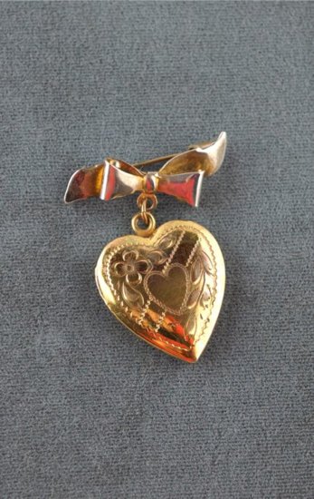 JP103-sterling heart locket 1940s sweetheart brooch pin gold plating - 1.jpg