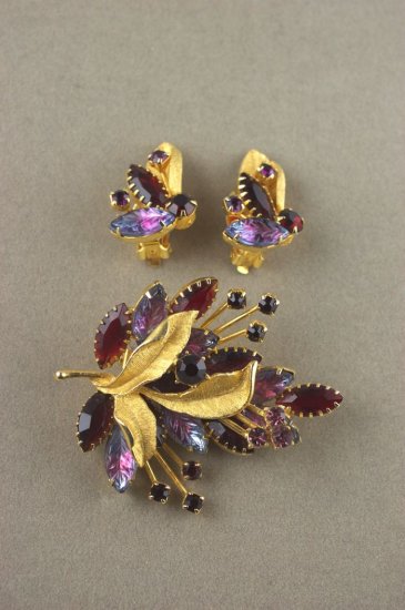 JS99-lilac red rhinestone goldtone brooch earrings set 1960s - 1.jpg