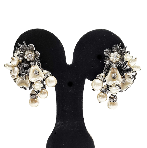 large_pearl_and_rhinestone_flower_earrings_50s_beau_jewels-removebg-preview.png