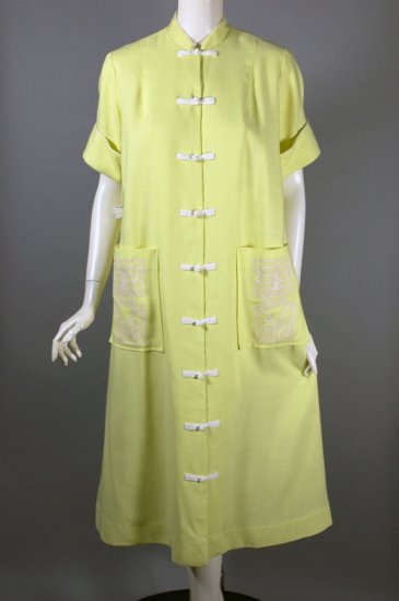 LG157-1960s housecoat Hawaiian lounge dress tiki print pockets - 1.jpg