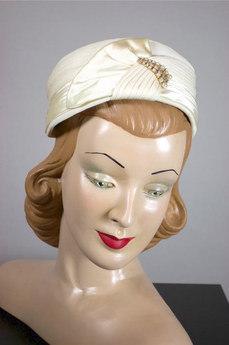 LH313-late 1950s early 1960s hat pillbox ivory satin jersey  - 06.jpg