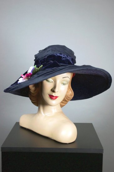 LH342-1950s hat wide brim navy straw ruched silk flowers - 01.jpg