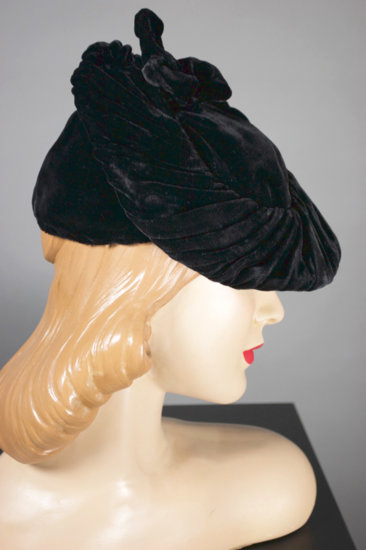 LH360-black velvet 1940s tilt hat platter round flat front - 5.jpg
