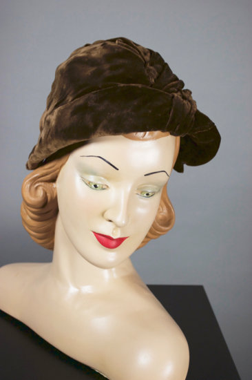 LH369-brown velvet hat early 1930s cloche cap home sewn - 01.jpg