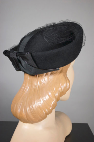 LH372-black pillbox hat 1960s with veil bow patent trim - 08.jpg
