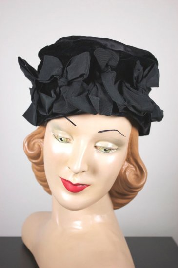 LH438-ribbon trim black velvet cloche hat late 1920s 1930 - 1.jpg