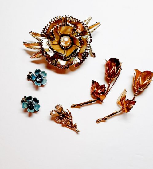 lot of vintage 1960s flower brooches earrings jewelry,bettebegoodvintage.jpg