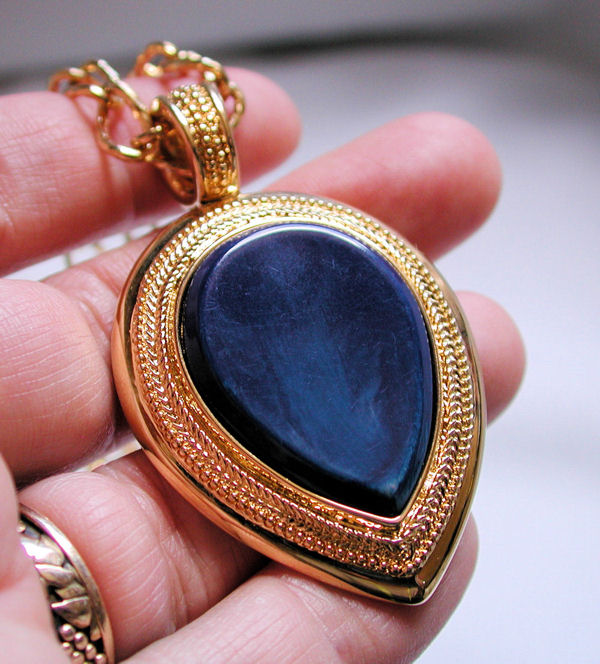 Necklace_Monet_DarkBluePendantChain_Brim_04-Small.jpg Necklace_Monet_DarkBluePendantChain_Brim_04-Small.jpg