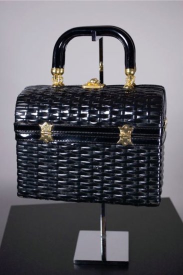P356-shiny black straw handbag 1960s boxy doctors bag - 01.jpg