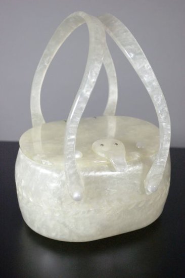 P363-GS pearly white lucite purse 1950s handbag Llewellyn - 02.jpg