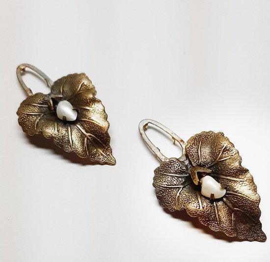 pair of 30s dress clip, leaves and pearl fur dress clips.jpg
