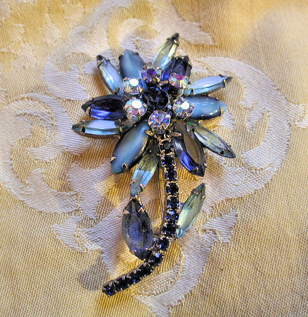 Pin_DarkLightBlueRhinestoneFlower_VL_01-Small.jpg Pin_DarkLightBlueRhinestoneFlower_VL_01-Small.jpg