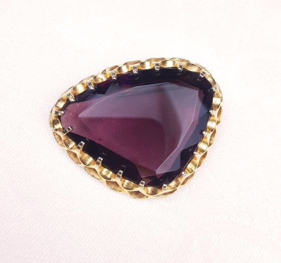 purpleglassbrooch01.jpg