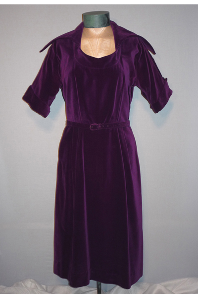 purplevelvetdress01.jpg