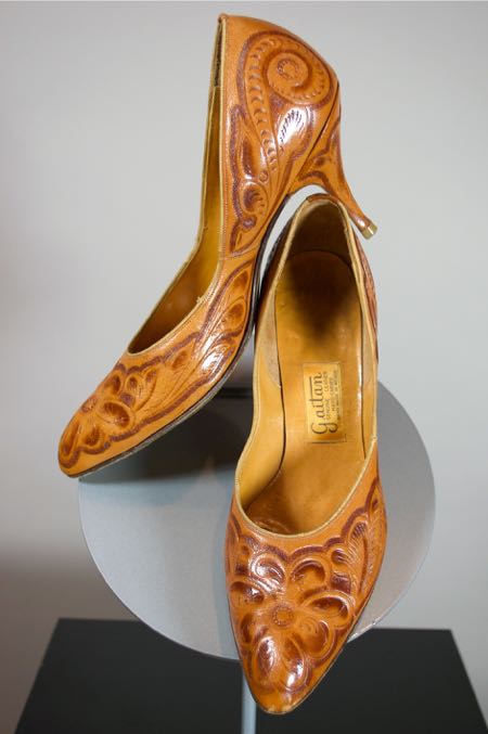 S113-size 10A 1950s 1960s heels pumps tooled leather Mexico  - 2.jpg