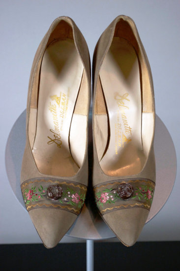 S121-taupe mocha floral pumps 1950s stiletto heels size 8 - 03.jpg