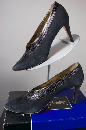 S128-10M Yves Saint Laurent shoes black suede heels 80s 90s - 04.jpg