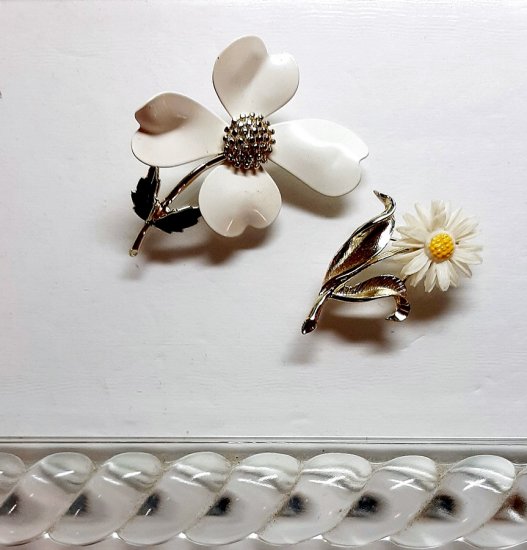 sarah coventry flower brooches,1960s jewelry,bettebegoodvintage.jpg