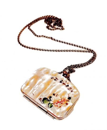 small minature shell 1900s vintage purse necklace.jpg