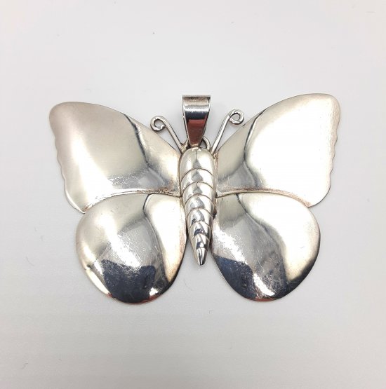 sterlingbuttflypendant01.jpg