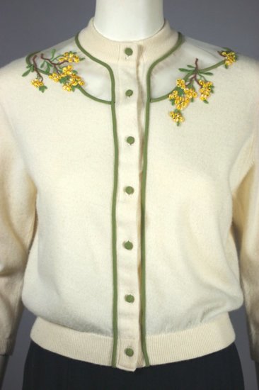 SW172-ivory cashmere cardigan sweater 1950s berries appliques - 5.jpg