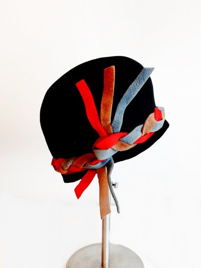 twisted red grey band on 60s hat.jpg