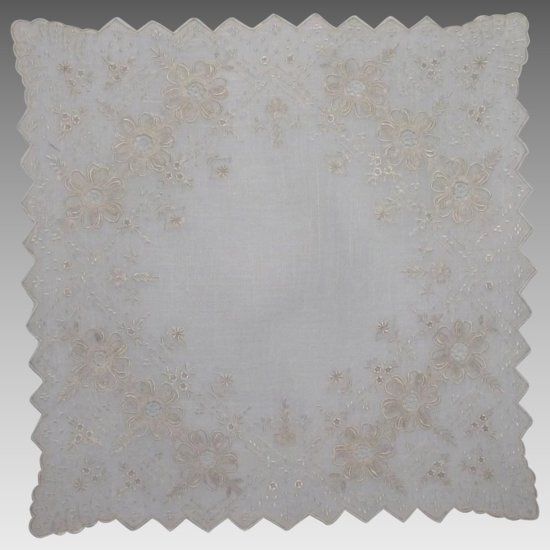Vintage-Wedding-Hanky-Appenzell-Style-Embroidered-full-1-720x2-10.10-65-l-59-ea.jpg
